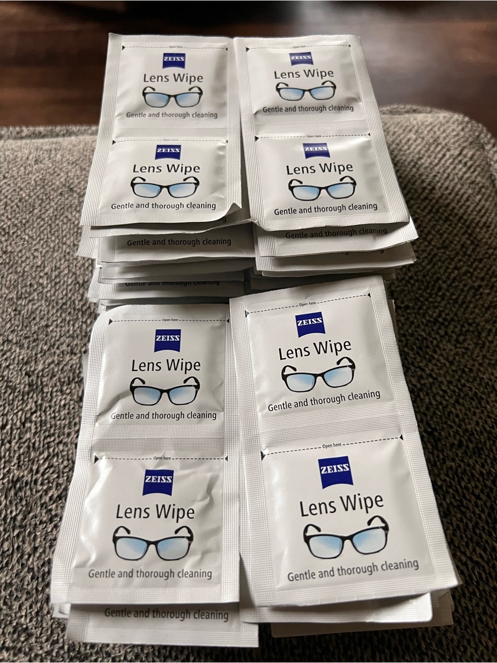 126 count ZEISS Lens Wipes - Single-Use Packets (White)